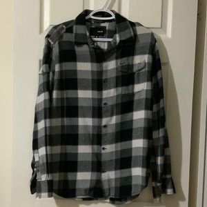 Men’s black and white flannel shirt